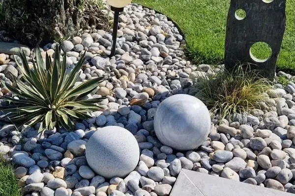 Sphères granit et galets en situation