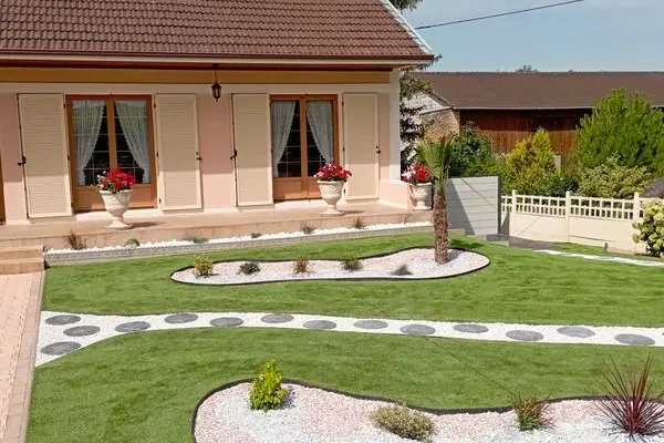 Massifs fauve et galets blancs