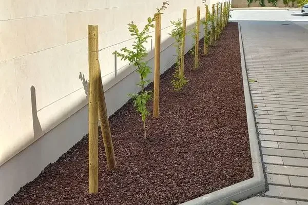 Massif pouzzolane rouge urbain